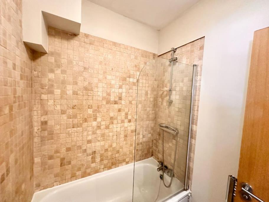 2 Bedroom Apartment In Se13 London Exteriör bild
